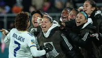 Selebrasi pemain Timnas Filipina putri, Sarina Bolden (kiri), setelah menjebol gawang Selandia Baru dalam pertandingan lanjutan grup A Piala Dunia Wanita 2023 yang berlangsung di Stadion Regional Wellington, Selasa (25/7/2023). (AFP/Marty Melville)