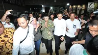 Menteri Agama Lukman Hakim Saifuddin tiba di Kantor Kementerian Agama, Jakarta, Senin (18/3). Lukman Hakim mendatangi kantor Kemenag setelah ruang kerjanya disegel dan digeledah penyidik KPK. (merdeka.com/Iqbal S. Nugroho)