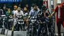 Antrean panjang tampak terlihat, mereka memburu BBM agar mendapatkan harga saat ini yakni premium Rp 6.500 per liter, dan solar Rp 5.500 per liter, Jakarta, Senin (17/11/2014). (Liputan6.com/Faizal Fanani)