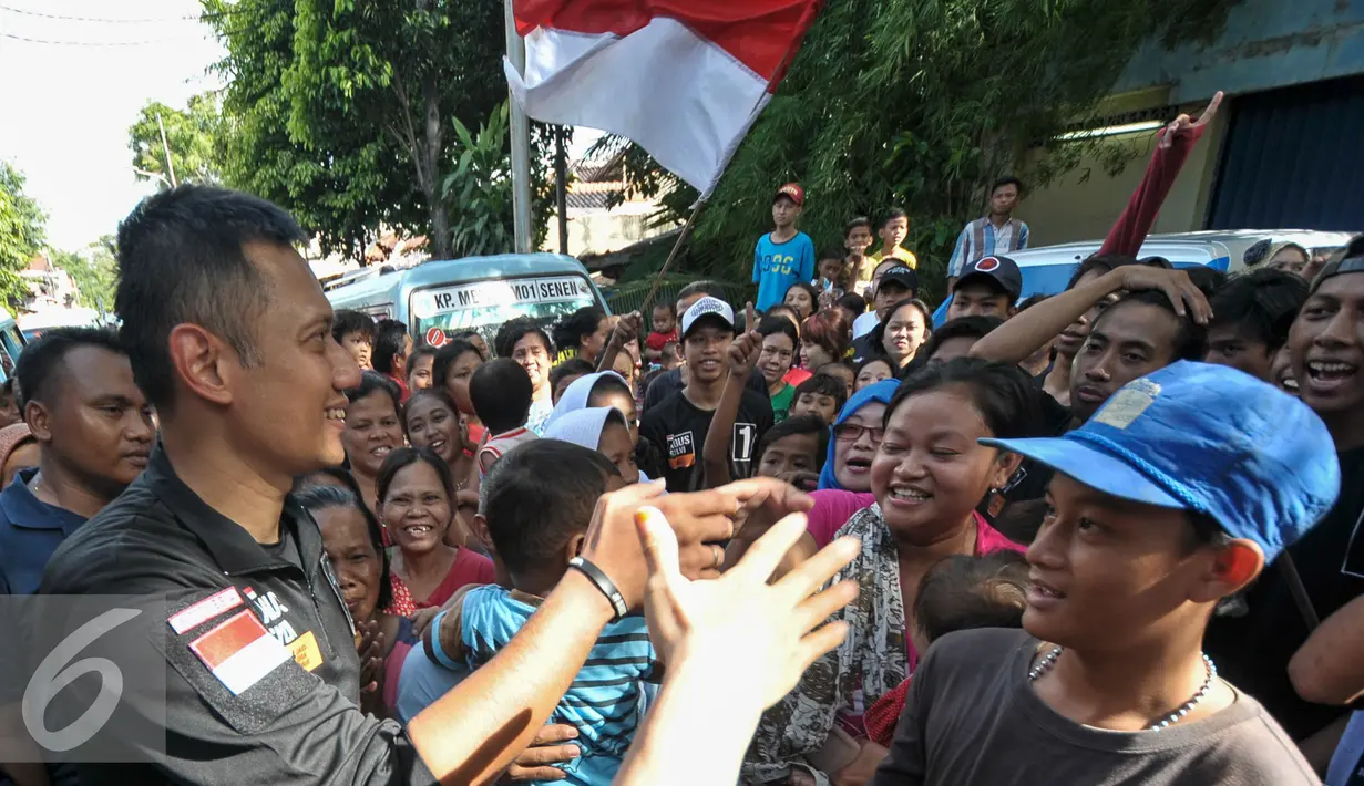 Cagub DKI Jakarta, Agus Harimurti Yudhoyono saat menyapa warga Johar Baru, Jakarta Pusat, Selasa (20/12). Saat mendatangi kawasan Johar Baru, Agus banyak mendengarkan keluhan warga tentang Jakarta saat ini. (Liputan6.com/Yoppy Renato)