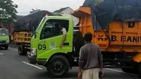 Warga Bansring Banyuwangi menghadang truk pengakut sampah dan meminta untuk putar Balik. (Istimewa)