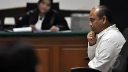 Terdakwa suap alih fungsi lahan, Gulat Manurung, menyimak dakwaan dari jaksa KPK di Pengadilan Tipikor Jakarta, Senin (15/12/2014). (Liputan6.com/Miftahul Hayat)