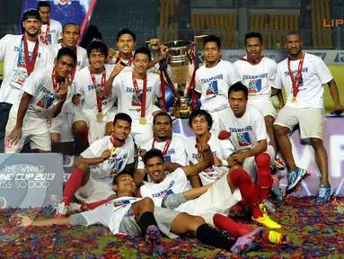 Para pemain Timnas Indonesia U23 berfoto bersama tropi juara dalam sebuah turmanen mini MNC Cup yang diikuti beberapa negara di Asia (Liputan6.com/Helmi Fithriansyah).