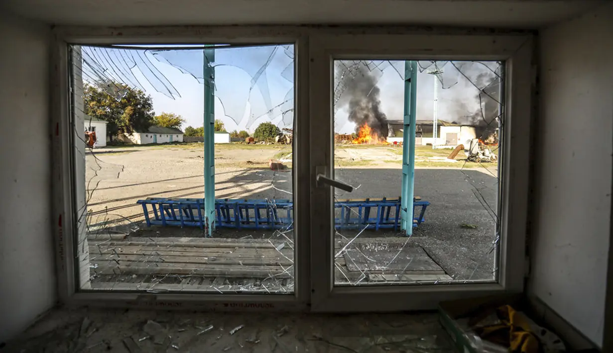 Pemandangan kebakaran pada pabrik lokal menyusul penembakan baru-baru ini selama pertempuran Azerbaijan dan Armenia di wilayah separatis Nagorno-Karabakh, Terter, Azerbaijan, Senin (19/10/2020). Pertempuran di Nagorno-Karabakh berkecamuk selama lebih dari tiga minggu. (AP Photo/Aziz Karimov)