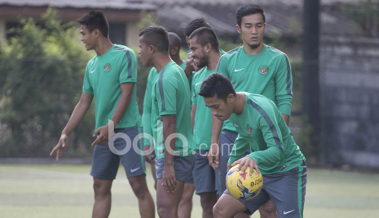 Beny Wahyudi tampak asik sendiri dengan dunianya saat bergaya layaknya mirip pemain basket pada sesi latihan di Hotel Grand Fourwings, (17/12/2016). (Bola.com/Vitalis Yogi Trisna)