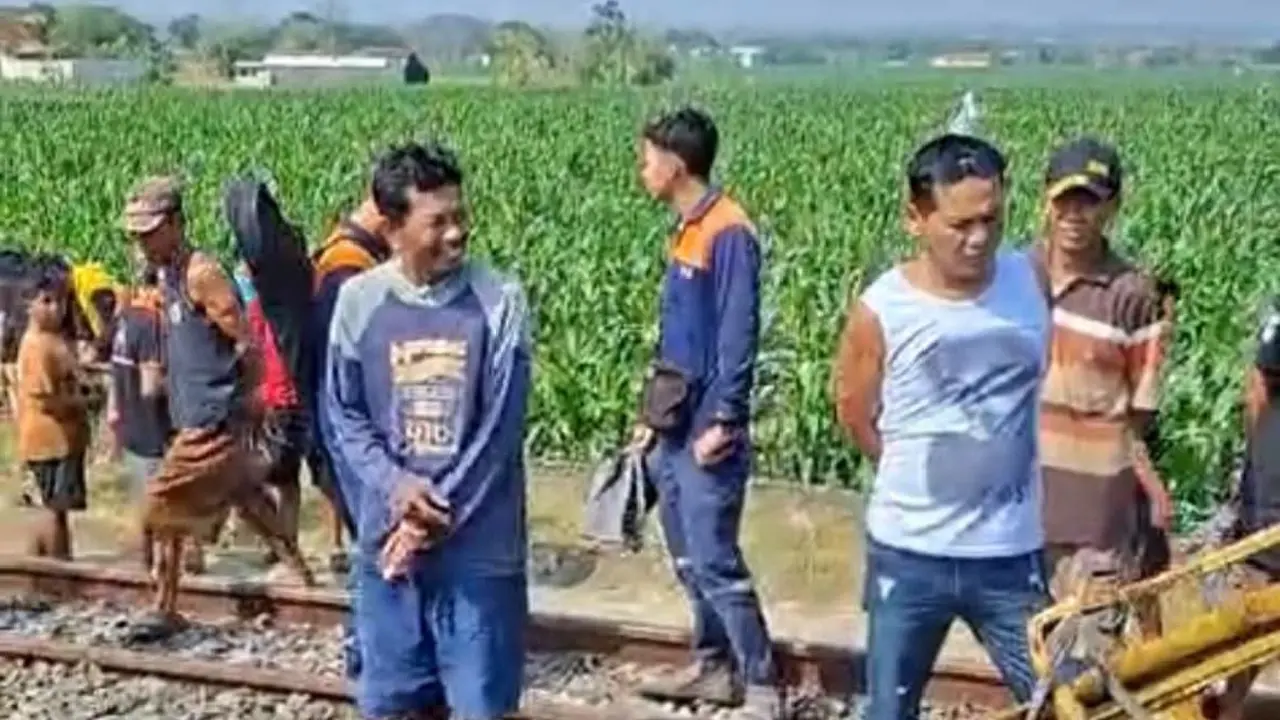 Truk Ringsek Ditabrak KA Ambarawa Ekspres di Perlintasan Jati Blora, Sopir Luka Berat