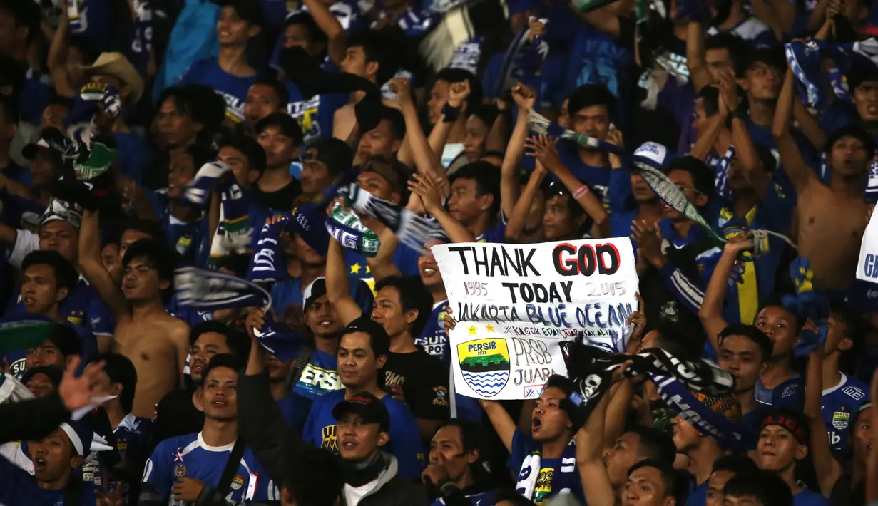 Suporter Persib Bandung membentangkan tulisan ucapan terima kasih usai Persib memenangi Final Piala Presiden 2015 di Stadion Gelora Bung Karno, Jakarta,Minggu (18/10/2015). (Bola.com/Nicklas Hanoatubun)