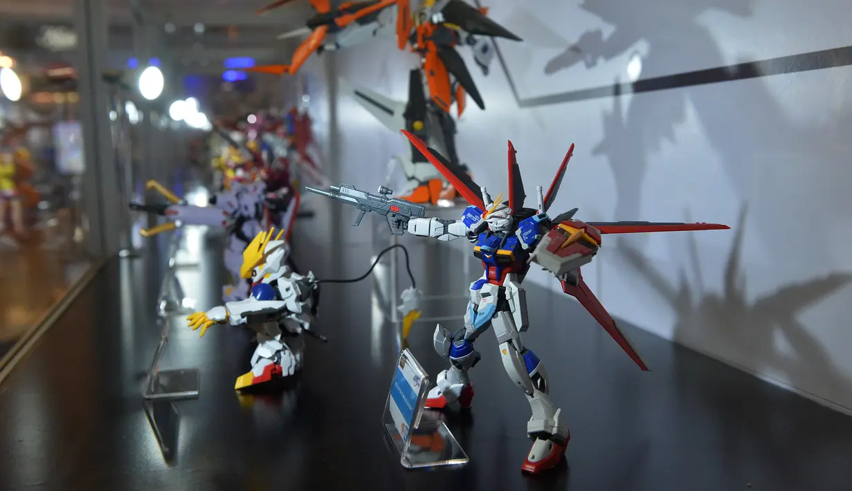 Sejumlah model robot mainan Gundam dalam pameran Gundam di Siam Paragon di Bangkok, Thailand (24/9/2020). Pameran tersebut dibuka pada Kamis (24/9) di mal Siam Paragon dan akan berlangsung hingga 4 Oktober mendatang. (Xinhua/Rachen Sageamsak)