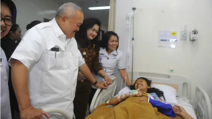 Gubernur Sumatera Selatan Alex Noerdin Jenguk Korban Runtuhnya Balkon BEI