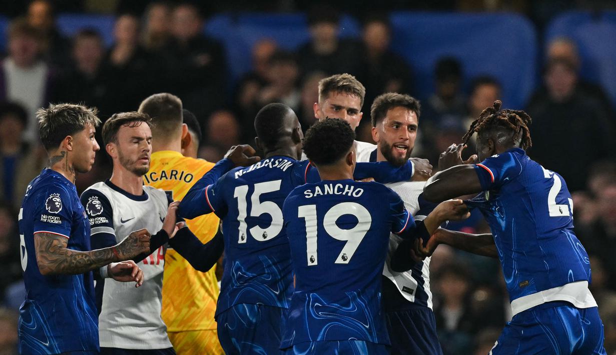 Pemain Chelsea, Trevoh Chalobah dengan pemain Tottenham Hotspur, Rodrigo Bentancur bertengkar dalam laga lanjutan Liga Inggris 2024/2025 yang berlangsung di Stamford Bridge, London, Kamis (03/04/2025) waktu setempat. (AFP/Glyn Kirk)