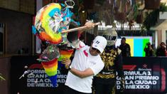 Pembalap Red Bull Racing asal Meksiko, Sergio Perez memukul pinata yang berisikan permen pada rangkaian acara menjelang Formula 1 GP Meksiko 2023 di paddock Sirkuit Hermanos Rodriguez, Meksiko, Kamis (26/10/2023) waktu setempat. (AFP/Claudio Cruz)