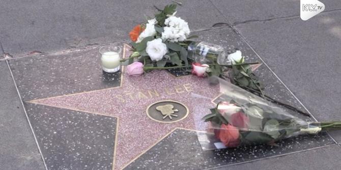 VIDEO: Stan Lee Meninggal, Fans Taruh Karangan Bunga