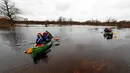 Pengunjung bermain kayak di tengah banjir yang merendam padang rumput Taman Nasional Soomaa, Estonia, Minggu (17/3). Banjir akibat salju yang mencair kerap merendam Taman Nasional Sooma memasuki musim semi. (Reuters/Ints Kalnins)