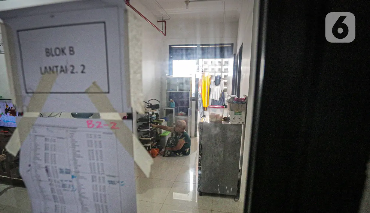 Aktivitas warga di Kampung Susun Akuarium, Penjaringan, Jakarta, Sabtu (11/10/2021). Pemprov DKI Jakarta telah meresmikan Tahap 1 pembangunan Kampung Susun Akuarium, berupa 2 blok bangunan 5 lantai yang terdiri dari 107 unit hunian yang sudah bisa dihuni oleh warga.  (Liputan6.com/Faizal Fanani)