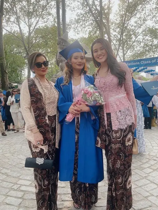 Tidak sendiri, Reza tampak bersama putrinya Aaliyah Massaid. Reza dan Aaliyah tampak kompak mengenakan kebaya hadiri wisuda putrinya di negara Paman Sam. Begitu juga dengan Zahwa yang wisuda juga mengenakan kain jarik untuk bawahan yang dikenakan. [Instagram/aaliyah.massaid/rezaartameviaofficial]