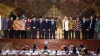 Pimpinan DPR RI bersama tujuh komisioner KPU dan lima komisioner Bawaslu pada Rapat Paripurna DPR, di kompleks parlemen, Senayan, Jakarta, Kamis (6/4). Rapat paripurna ini membahas pengesahan anggota KPU dan Bawaslu terpilih. (Liputan6.com/Johan Tallo)