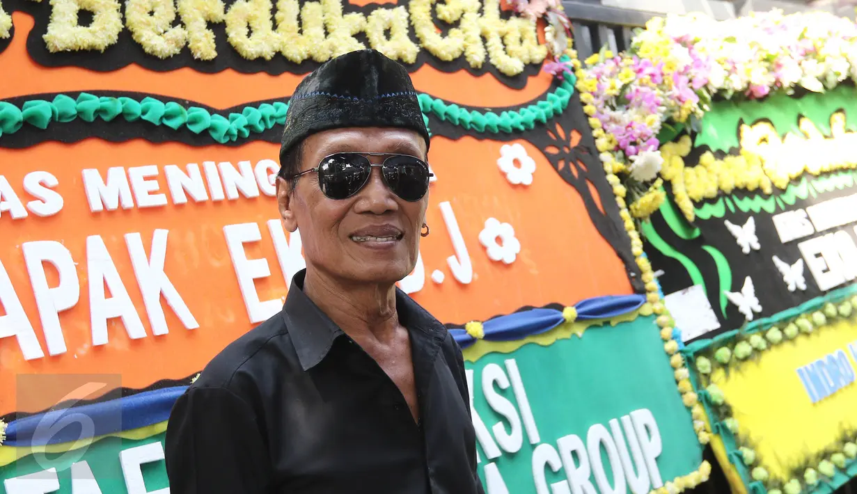 Komedian Tessy saat melayat ke rumah duka Alm Eko Koeswoyo alias Eko DJ di kawasan Pondok Kelapa, Jakarta, Selasa (28/3). Eko Dj meninggal dunia karena penyakit jantung dan gagal ginjal yang dideritanya. (Liputan6.com/Herman Zakharia)