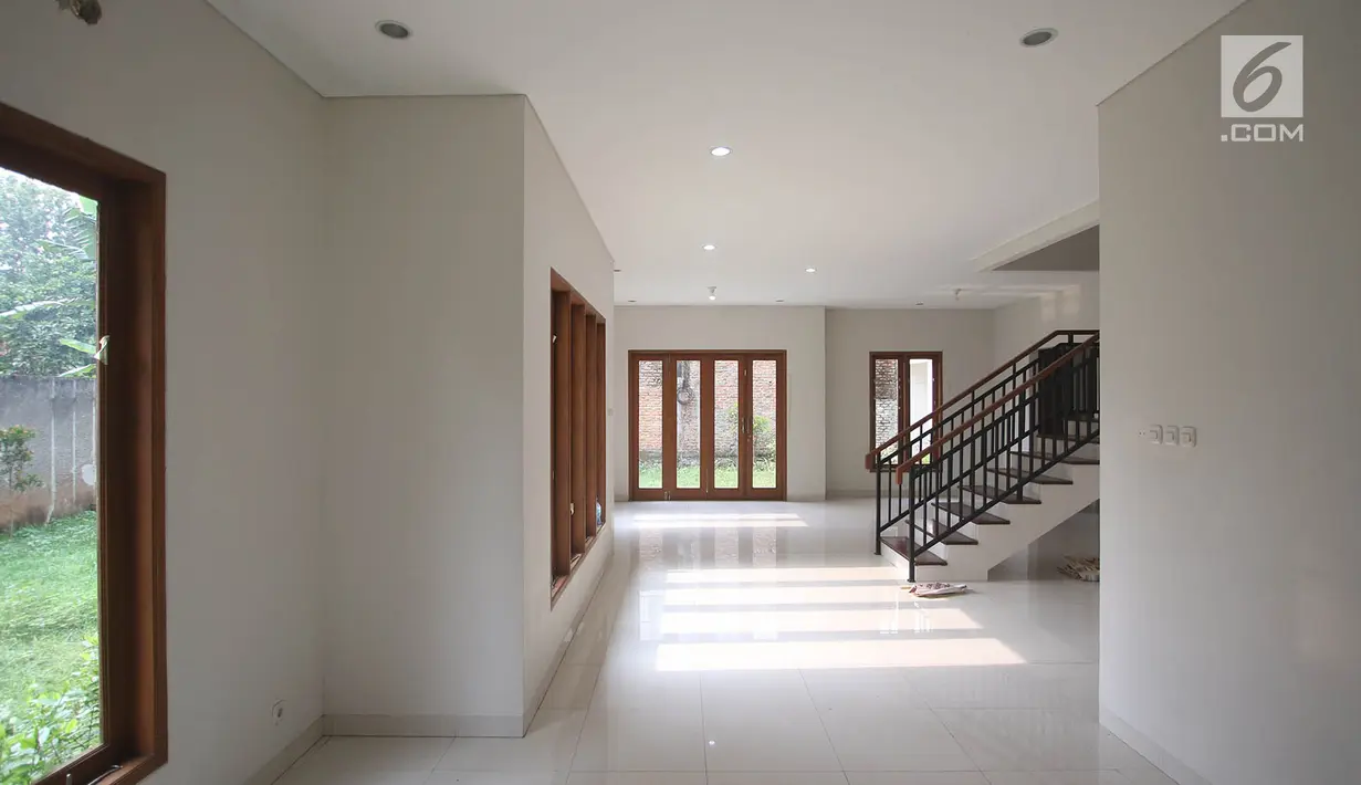 Bagian dalam rumah mewah milik mantan Presiden PKS, Luthfi Hasan Ishaaq, yang berada di Lenteng Agung, Jakarta, Rabu (11/10). Rumah dengan luas tanah kurang lebih 441 meter persegi itu dijual dengan harga Rp 2.965.171.000. (Liputan6.com/Immanuel Antonius)