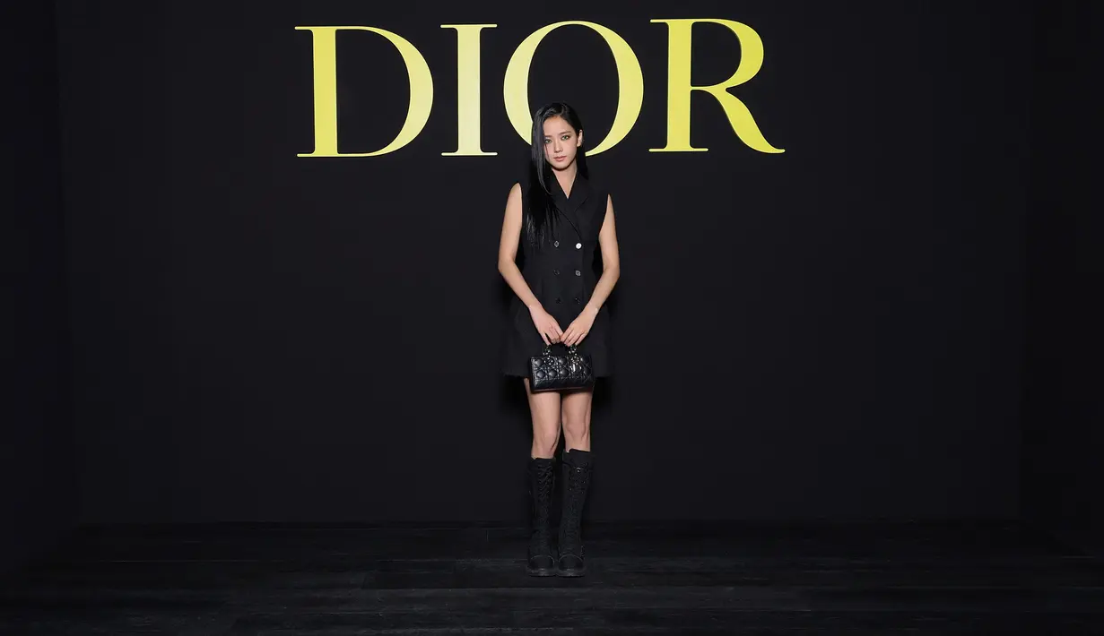 Jenna Ortega mengenakan jaket dan rok katun biru dari Dior Fall 2023 yang dipadukan dengan atasan rajutan hitam dan bra.  Dia juga mengenakan tas Dior, perhiasan dan sepatu. Serta dipermanis dengan perhiasan ROSE DES VENTS dari Dior Joaillerie. [Dior]