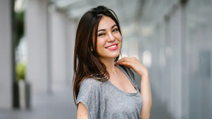 bahagia tersenyum menarik
