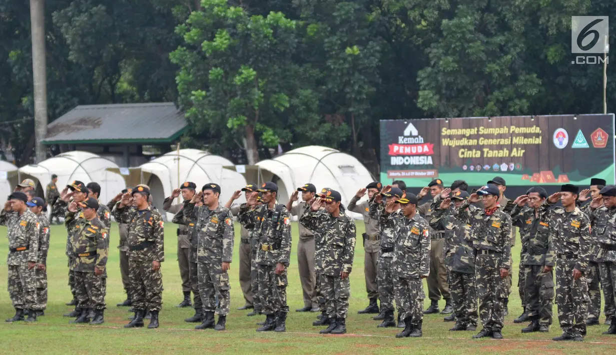 Peserta Kemah Pemuda Indonesia saat mengikuti apel di Cibubur, Jakarta, Jumat (27/10). Menyambut peringatan Sumpah Pemuda, acara dibuka dengan apel 1.000 Pemuda Indonesia, dan dilanjutkan dengan Kirab Satu Negeri. (Liputan6.com/Ipung)
