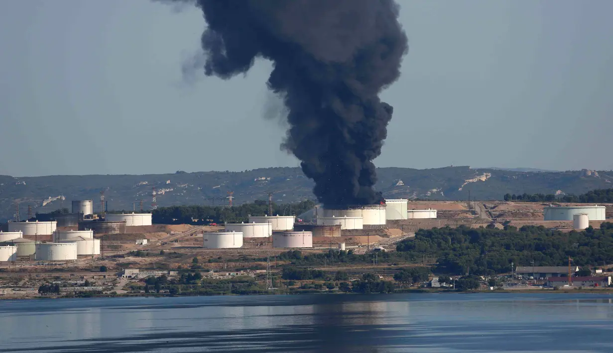 Kepulan asap hitam membumbung ke angkasa di kilang minyak milik perusahaan Amerika LyondellBasell yang terbakar di Etang de Berre, Marseille, Perancis, (14/7/2015). Tidak ada korban jiwa akibat kebakaran yang terjadi. (REUTERS/Philippe Laurenson)