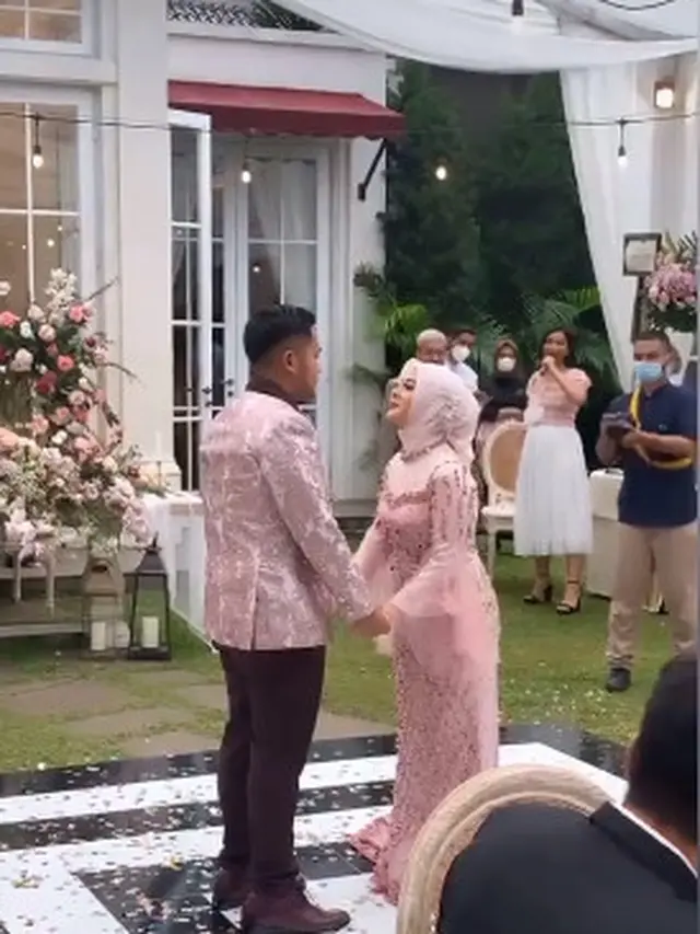 8 Momen Resepsi Pernikahan Kesha Ratuliu dan Adhi Permana, Penuh Suka Cita