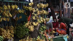 Aktivitas jual beli pisang di Pasar Lembang, Tangerang, Sabtu (3/10/2020). Biasanya pisang yang dijual di pasar itu banyak dibeli dalam jumlah besar untuk acara hajatan, namun di saat pandemi COVID-19 kegiatan keramaian dilarang. (Liputan6.com/Angga Yuniar)