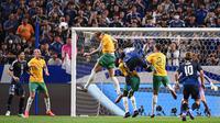 Harry Souttar dalam laga antara Timnas Jepang Vs Timnas Australia di putaran ketiga Kualifikasi Piala Dunia 2026 di Stadion Saitama 2002, Selasa (15/10/2024). (AFP/Phillip Fong)