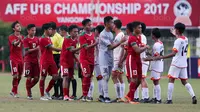 Pemain Timnas Indonesia U-19, bersalaman dengan pemain Brunei Darussalam pada laga Piala AFF U-18 di Stadion Thuwunna, Rabu (13/9/2017). Indonesia menang 8-0 atas Brunei Darussalam. (Liputan6.com/Yoppy Renato)