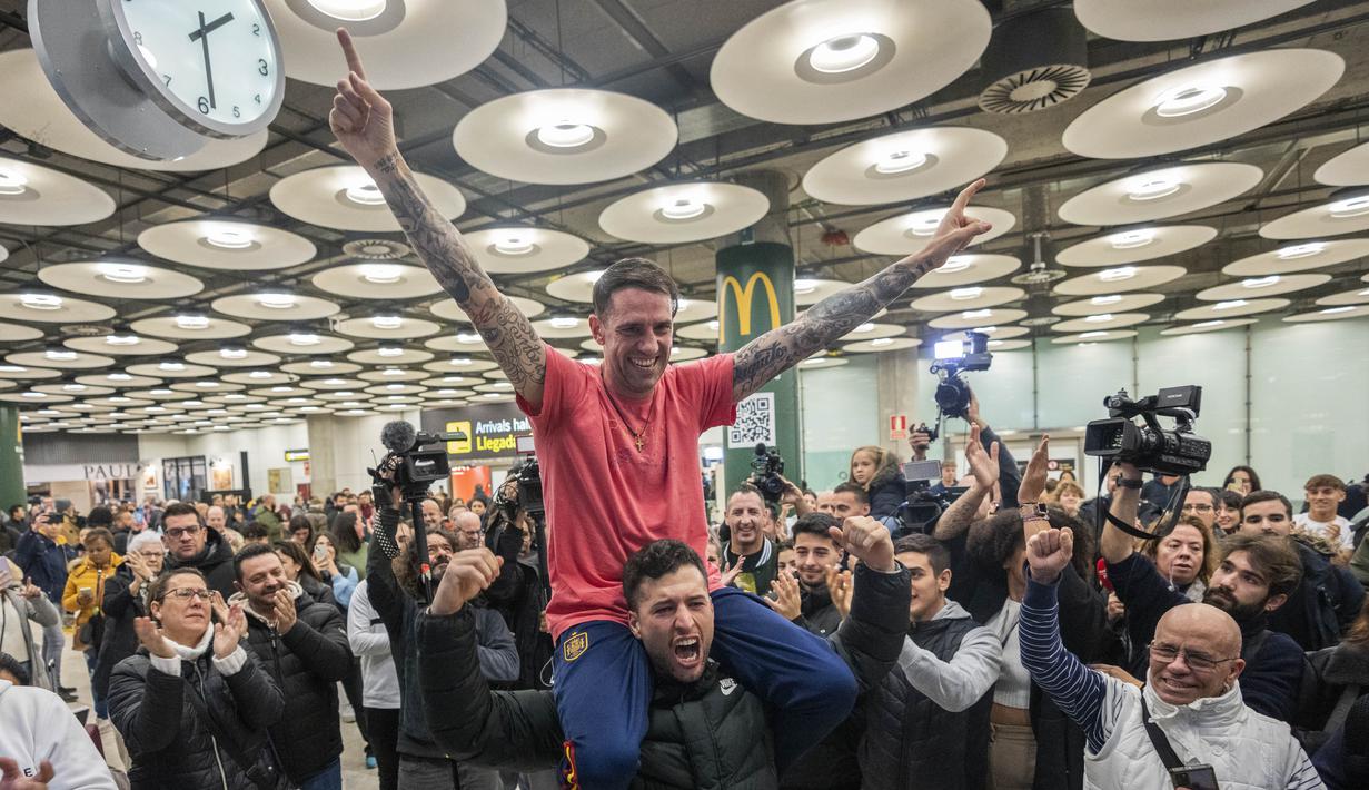 Sanchez Cogedor masuk ke Iran beberapa bulan setelah penggemar sepakbola ini memulai perjalanan panjang pada Januari 2022 dengan berjalan kaki menuju Qatar untuk menonton Piala Dunia pada November-Desember. (AP Photo/Bernat Armangue)
