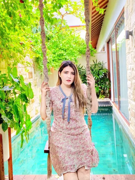 Tampil manis dengan simple dress bermotif bunga, penampilan wanita 29 tahun ini oun tuai pujian netizen. Dirinya pun menggunakan makeup sederhana dengan rambut terurai yang menampakkan kesan santai namun fresh saat berlibur. (Liputan6.com/IG/@viavallen)