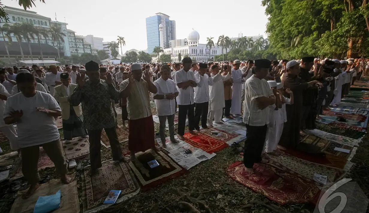 Jamaah di lokasi salat Idul Adha di  Masjid Al Azhar ini membludak, Sabtu (4/10/14). (Liputan6.com/Faizal Fanani)