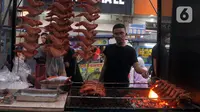 Pedagang membakar ayam untuk takjil atau menu berbuka puasa Ramadhan di Pasar Lama Tangerang, Banten, Sabtu (16/4/2022). Kawasan Pasar Lama menjadi salah satu tempat favorit bagi para pecinta kuliner dengan nuansa Pecinan. (merdeka.com/Imam Buhori)