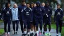 Pemain Prancis  Jules Kounde, William Saliba, Warren Zaire Emery, Matteo Guendouzi, Lucas Digne, Randal Kolo Muani, Manu Kone dan Jonathan Clauss (dari kiri ke kanan) tiba untuk sesi latihan menjelang pertandingan kualifikasi UEFA Nations League 2024/2025 mendatang di Clairefontaine-en-Yvelines, selatan Paris, pada 7 Oktober 2024. (FRANCK FIFE/AFP)