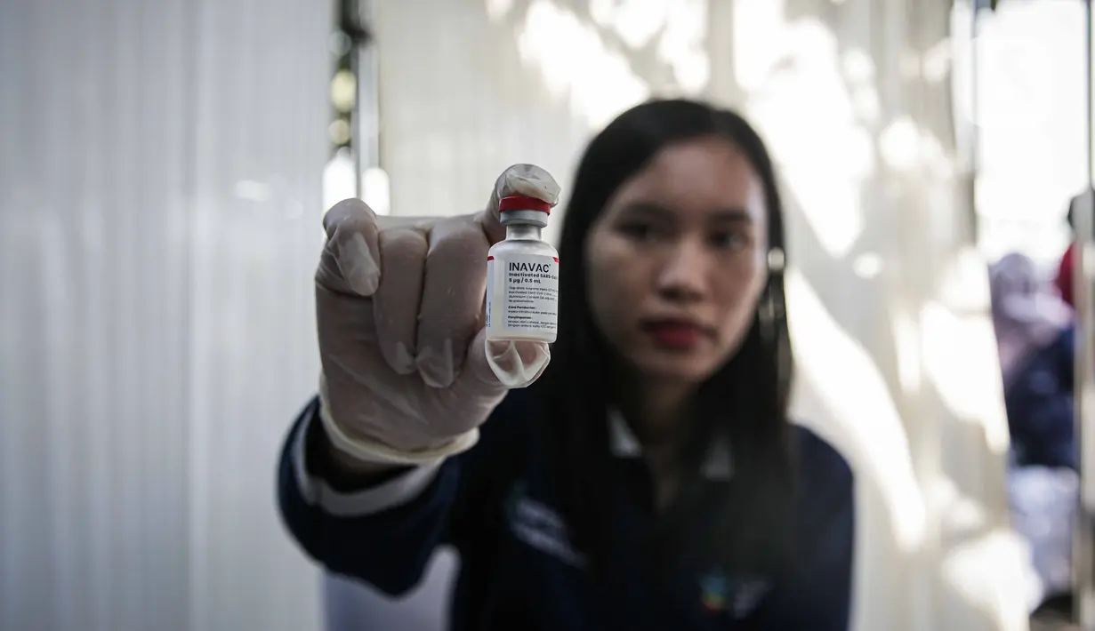 Kasus Covid-19 di Indonesia kembali mencatatkan kenaikan. Meskipun tidak signifikan, masyarakat diimbau untuk kembali melakukan vaksinasi booster. (Liputan6.com/Faizal Fanani)