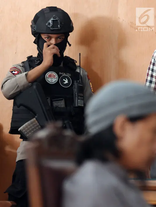 Personel Brimob bersenjata lengkap berjaga di ruang sidang PN Jakarta Selatan saat sidang pembacaan tuntutan terhadap terdakwa sejumlah kasus tindak pidana terorisme, Aman Abdurrahman, Jumat (18/5). (Liputan6.com/Helmi Fithriansyah)