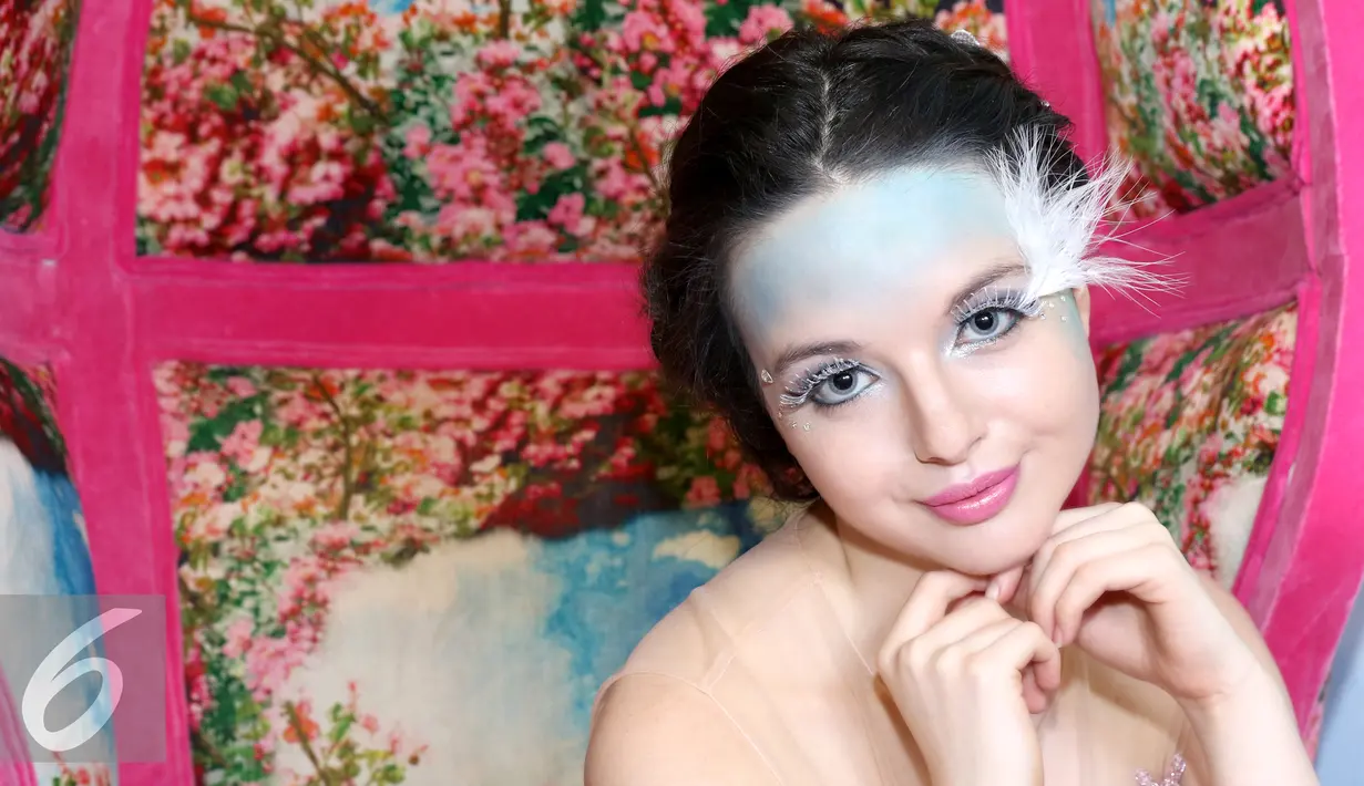 Model berpose mengunakan Makeup seperti peri untuk pesta Halloween saat sesi poto di Jakarta, (31/10/2015). Perayaan Helloween tak melulu harus menyeramkan, Anda tetap dapat terlihat cantik seperti model tersebut. (Liputan6.com/Yudha Gunawan)