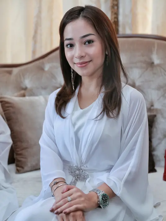 "Bertemu dengan keluarga besar adalah makna dari lebaran buat aku. Berhubungan lagi sama keluarga yang sudah lama nggak ketemu. Setahun sekali rame banget. Tradisi sih ini 3 generasi dari dulu," terangnya. (Adrian Putra/Bintang.com)