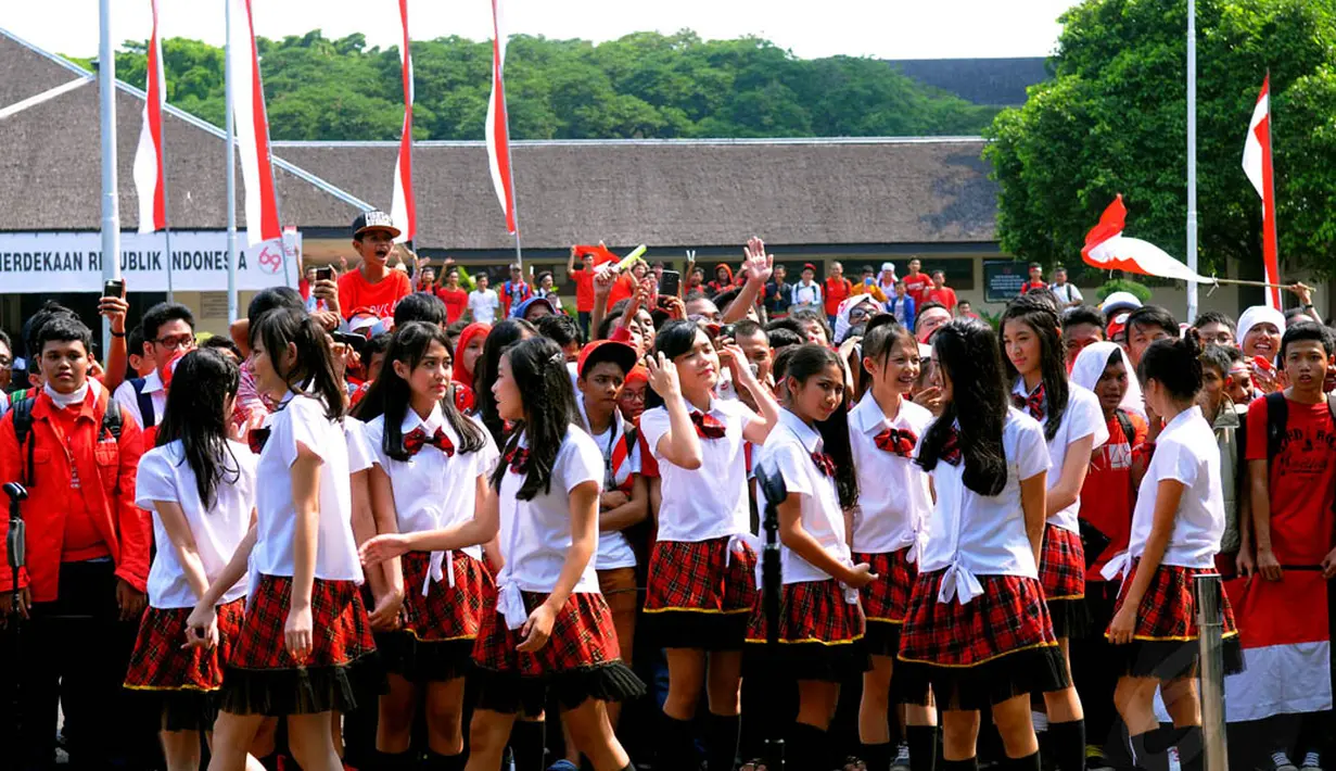 Seluruh member yang berjumlah 72 orang tersebut berkumpul bersama sekitar 500 fans di Lapangan Satria Mandala, Jakarta, Minggu (17/8/14). (Liputan6.com/Faisal R Syam)