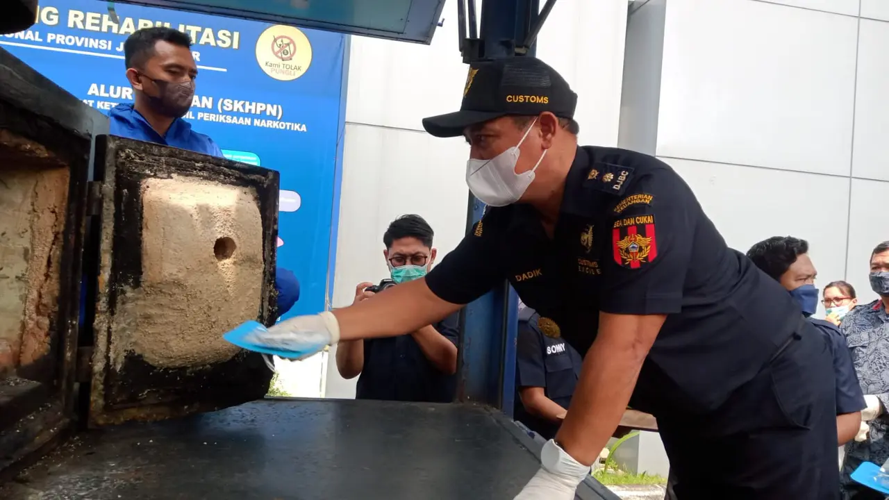 Pemusnahan ganja oleh BNNP Jatim. (Dian Kurniawan/Liputan6.com)