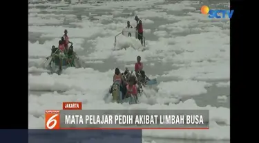 Lomba dayung perahu naga tingkat pelajar SMP dan SMA se-Jakarta Utara, terkendala dengan limbah busa di area pertandingan, di aliran Kanal Banjir Timur Marunda.