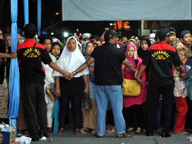 Sejumlah petugas terlihat berjaga mengamankan acara tahlilan 40 hari meninggalnya Olga Syhaputra di kediaman orang tua Olga di kawasan Duren Sawit, Jakarta, Rabu (6/5/2015). (Liputan6.com/Panji Diksana)