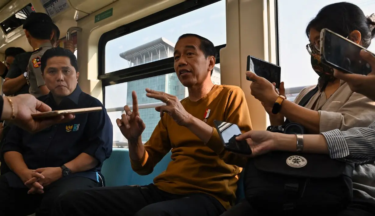 Jokowi pun mengingatkan bahwa keamanan dan keselamatan harus diutamakan. Presiden juga mengakui bahwa masih ada beberapa hal yang harus diperbaiki, baik dari sistem maupun teknis dalam pengoperasionalan LRT. (ADEK BERRY/AFP)