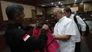 Kedua terdakwa kasus dugaan korupsi terkait tata kelola minyak mentah dan produk kilang di PT Pertamina periode 2018–2023 dijatuhi hukuman masing-masing 6 tahun penjara. Tampak dalam foto, Vice President Supply dan Distribusi Kantor Pusat PT Pertamina periode 2011-2015, Alfian Nasution (kanan), bersama Direktur Pemasaran dan Niaga PT Pertamina tahun 2014, Hanung Budya Yuktyanta usai mengikuti sidang pembacaan putusan di Pengadilan Tindak Pidana Korupsi (Tipikor) Jakarta, Selasa (12/5/2026). (Kapanlagi.com/Budy Susanto)