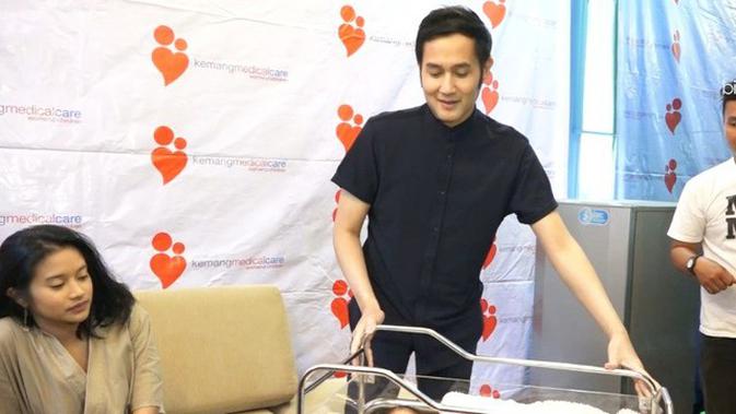 Aldi Bragi Dan Desy Ratnasari : Beredar Foto Lawas Nike Ardilla Netizen