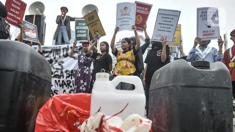 Aksi Mahasiswi Demo Tuntut Mafia Minyak Goreng