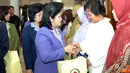 Citizen6, Bandung: Setelah tabur bunga, Ketua Umum menyerahkan tali kasih kepada ibu–ibu Warakawuri dan pengurus TMP Kalibata.(Pengirim: Badarudin Bakri Badar)