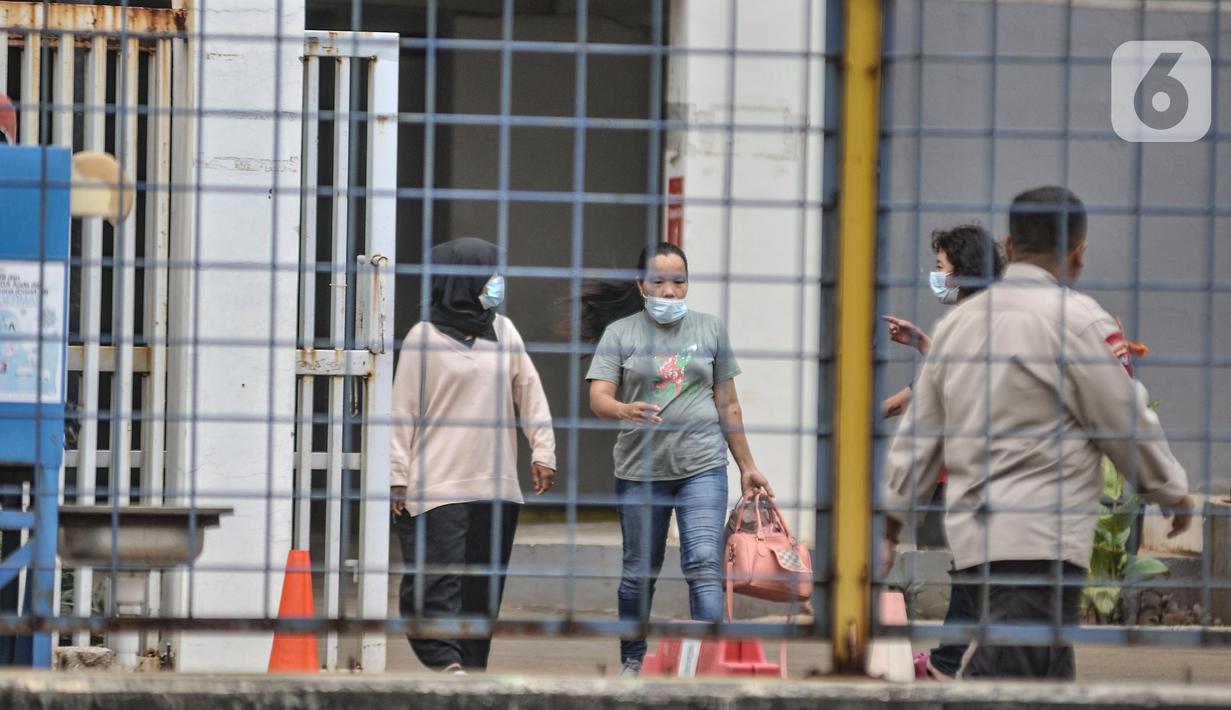 Sejumlah pasien Covid-19 saat menjalani karantina di RSDC Wisma Atlet Kemayoran, Jakarta, Kamis (16/12/2021). Menkes Budi Gunadi Sadikin mengumumkan temuan kasus Covid-19 varian Omicron dari pekerja kebersihan di RSDC Wisma Atlet Kemayoran. (merdeka.com/Iqbal S. Nugroho)