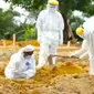 Penggali kuburan jenazah Covid-19 di Riau mempersiapkan lubang makam di Pekanbaru. (Liputan6.com/M Syukur)